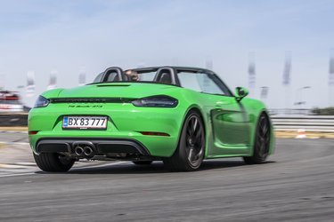 På banen bliver GTS-versionen bare det mere rå og føles langt hen af vejen som en racerbil. Og uanset om du er entusiast eller racerkører, er den udfordrende, engagerende og en inciterende køremaskine.