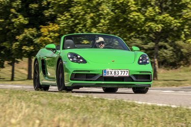 Det er med taget nede, at Boxsterens kvaliteter skinner igennem. Uanset om du kører sportsligt eller bare lader bilen føre dig gennem landskabet, er du omgivet af køreglæde på første klasse.
