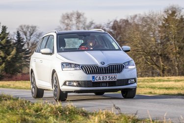 Den faceliftede Skoda Fabia genkendes på anderledes forlygter samt en ny form på kølergrillen. Det er også muligt at købe LED-forlygter. De giver især godt langt lys for 12.000 kr.