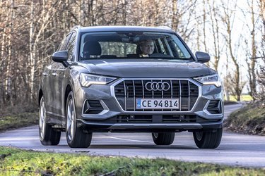 Audi Q3 har fået den store ottekantede front, som kendetegner de nye modeller. Det giver bilen karakter og får den til at skille sig ud fra forgængeren.