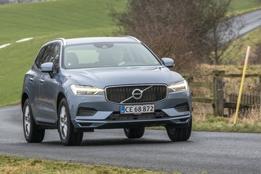 Billigste udgave af Volvo XC60 er denne forhjulstrukne version med en toliters benzinmotor og automatgear. Den koster fra ca. 600.000 kr.