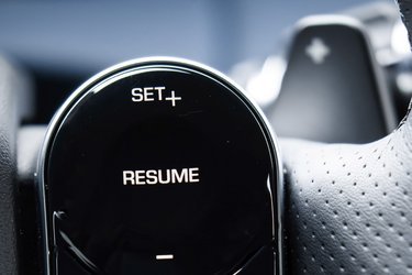 Fartpiloten er standard og styres fra en fancy konsol. En adaptiv fartpilot skal tilkøbes som en sikkerhedspakke til 24.400 kr.