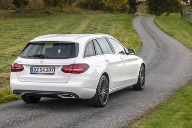 Du kan få C-klassen som sedan eller stationcar. Det koster 20.000 kr. at vælge den mere rummelige stationcar, der blandt andet har elektrisk bagklap.