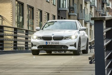 I første omgang fås 3-serien kun som firedørs sedan, men senere i år dukker den også op som stationcar.