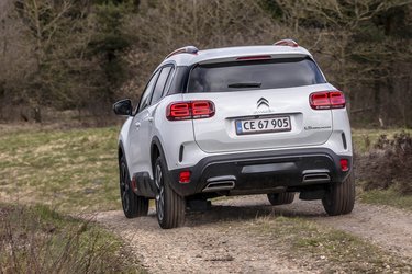 LED-baglygter er altid standard på Citroën C5 Aircross. Bemærk plastpanelerne bagtil og langs siden af bilen – det giver bilen et råt ydre.