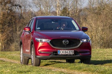 Mazda CX-5 er en stor SUV med flot design og tydelige Mazda-kendetegn i fronten. LED-forlygter er standard.