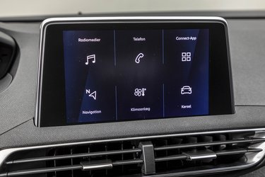 Skærmen i midten stikker op af instrumentbordet. Der er danske menuer, og Apple CarPlay er standard.