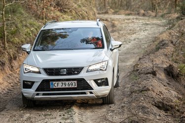 Seat Ateca er søsterbil til både Skoda Karoq og VW Tiguan. Den har dog fået sit eget udtryk og har bl.a. LED-lygter som standard.