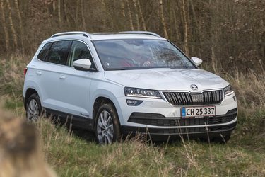 Skoda Karoq er en utrolig praktisk SUV med et hav af gode egenskaber. Dens frihøjde er ikke blandt de bedste, men man kan alligevel let køre væk fra asfaltens trygge rammer.