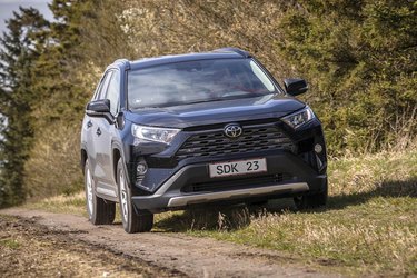 Toyota RAV4 er kommet i en helt ny generation. Den imponerer med sin indvendige plads. 