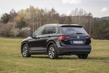 VW Tiguan fås i både en kort udgave og en lang udgave med plads til syv. Her er det den korte udgave, vi har testet.