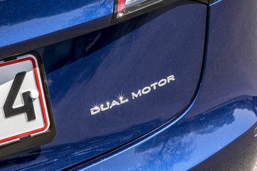 Denne testede udgave har firehjulstræk, som er opbygget ved at placere en elmotor ved hver aksel (Dual Motor). Model 3 kommer også i en udgave med kun én motor, og så har den baghjulstræk.