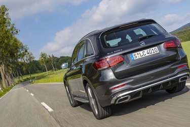 GLC er den mest solgte SUV fra Mercedes-Benz. Den nye version fås i ikke mindre end 24 udgaver, der alle kan sammensættes med eget valg af farver, indtræk, sæder hjul, rat og så videre.
