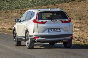 Normalt er Honda CR-V så stor, at der er plads til syv personer i bilen, men i hybridudgaven har batteriet stjålet en del af pladsen, og så er der kun plads til fem.