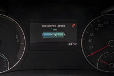 Batteriet er på 11 kWh, hvilket er markant mindre end i en elbil. Men opladning varer mellem tre og seks timer afhængig af, hvor kraftig en lader du har adgang til. Der er ingen mulighed for hurtigladning.