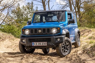 Suzuki Jimny er en ægte firehjulstrækker af den helt lille og lette slags. Den har ingen direkte konkurrenter, og så ser den bare rigtig rar ud – men pas på, for den kan ikke bruges som en normal familiebil!