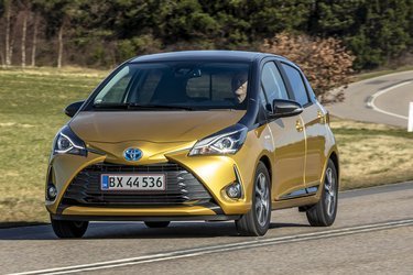 Yaris har 20-års jubilæum i år, og det fejres med en special-model med en særlig tofarvet lakering og et højt udstyrsniveau. Y20-pakken koster i alt 20.000 kr., men har blandt andet metallak, nøglefri betjening samt LED-kørelys.
