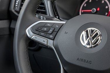 Der er adaptiv fartpilot i alle udstyrsvarianter, og den fungerer ganske udmærket. Især i kombination med automatgear, hvor den virker ned til stilstand.