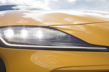Der er adaptive LED-forlygter samt LED-kørelys fortil.
