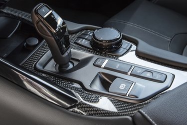 Gearstangen er magen til den i en BMW. Den går selv i P-mode, når man standser motoren, og der er ekstraskiftegreb bag rattet. Den store runde drejeknap styrer skærmen.