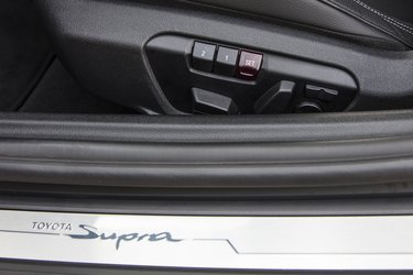De to forsæder er som standard udstyret med elbetjening, læder og alcantara. Det gør bilen nem at justere til ens favoritkørestilling.
