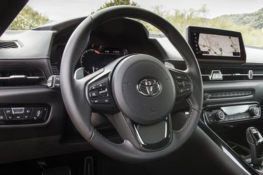 Fra rattet styrer man den adaptive fartpilot, der er en del af standardudstyret.