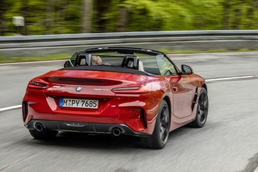 På de små landeveje er Z4 en rigtig svingæder, men når du kommer ud på motorvejen, kan den føles lidt for urolig.