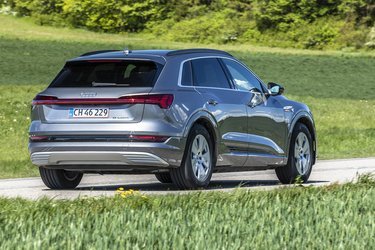 55 Quattro står der bagpå. Det betyder, at der er rigeligt med kræfter og firehjulstræk. E-tron er en høj SUV, og det giver desværre en meget høj læssekant til bagagerummet.