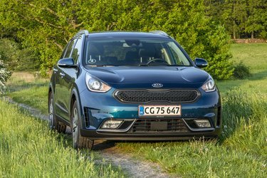 Træerne vokser ikke ind i himlen, og selvom Niro Hybrid har et batteri, så lyder 20,8 km/l ikke som det, der redder Jorden. Men den kører dog 30 pct. længere literen end en Ceed med tilsvarende motorkraft. 