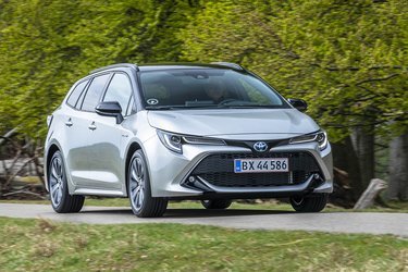 Corolla er blevet meget mere sportslig at se på. Dels har den fået skarpe og harmoniske linjer i fronten, dels er selve bilen blevet fem centimeter lavere end forgængeren Auris.