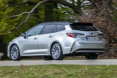 Corolla fås både som almindelig femdørs model og denne stationcar. Merprisen er 10.000 kr., og du får samtidig et markant større bagagerum. Som familiebil er valget enkelt: stationcaren vinder!