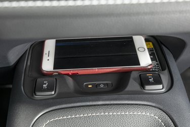 Testbilen havde trådløs opladning af mobilen, men selve hylden, som man skal lægge mobilen på, er godt gemt foran gearvælgeren. Smart-pakken, der indeholder en del mere udstyr, koster i øvrigt 18.000 kr. 