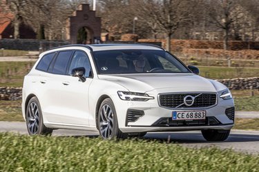 Udefra kan man ikke umiddelbart se forskel på en plugin-hybrid og de andre motortyper. R-Design linjen giver modellen et mere sportsligt præg.