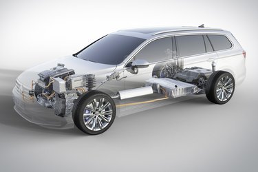 Batteriet i pluginhybriden er placeret under bagsædet. Forrest er benzin- og elmotor bygget sammen med en sekstrins gearkasse af dobbeltkoblingstypen. Bilen trækker på forhjulene