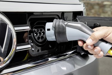 Plugin hybridudgaven af VW Passat lades op via et type 2-stik i fronten. Ladetiden er 3,5 timer ved brug af en ladeboks
