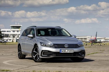 VW Passat fås med valg mellem en række benzin- og dieselmotorer og så denne GTE, der er en plugin-hybrid. En særlig business-udgave har bl.a LED-forlygter som standard.