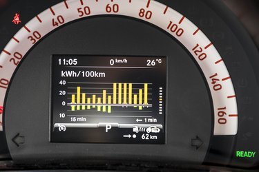En skærm i instrumenthuset kan give flere informationer, men vigtigst er rækkevidden i km i højre nederste hjørne - der står det lidt for godt gemt.