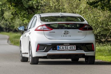 Hyundai Ioniq er en hatchback med lav taglinje. Det giver et begrænset udsyn bagud.