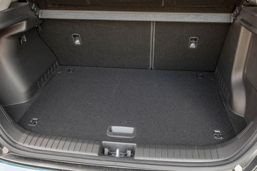 Bagagerummet rummer 332 liter. En 'mormorlader' kan placeres under gulvet, men der er ikke plads til et rigtigt ladekabel. En barnevogn finder let plads i bagagerummet.
