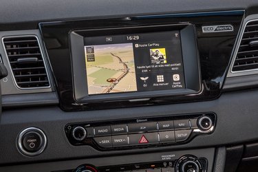 Modsat Kia e-Soul har Kia e-Niro endnu kun denne lille skærm som standard. Men navigationsanlægget er indbygget og fungerer fint med danske menuer og dansk tale.