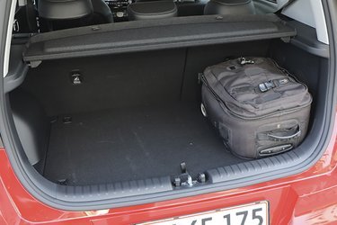 Bagagerummet har et ekstra rum under gulvet, hvor der er plads til kabler m.m. Gulvet kan endda placeres i to niveauer. I laveste position er det ikke noget problem at få plads til en barnevogn.