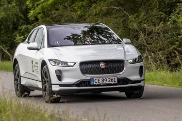 Fortil er I-Pace præget af det store kølergitter, selvom bilen ikke har en traditionel køler. Det er et Jaguar design-element, som man ikke har villet opgive.