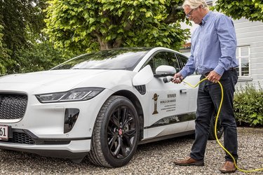 Ladetiderne er ikke Jaguars stærkeste side. Ved en normal ladestander skal den stå og lade i over et døgn, mens man ved en lynlader kunne få 200 km på bilen på 40 minutter.