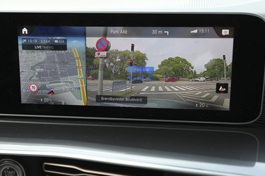 Som ekstraudstyr fås en funktion, hvor billedet fra kameraet i forruden kombineres med navigationsanlægget, så man får pilevisning præsenteret i billedet af de virkelige vejforløb.