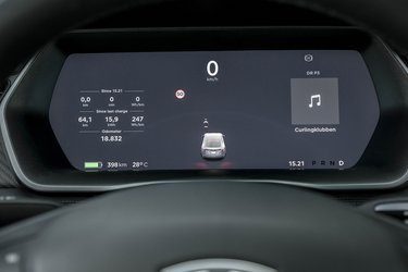 Instrumenthuset er en stor skærm med et stort digitalt speedometer i toppen. Desværre kan det ikke personaliseres i sin opbygning.