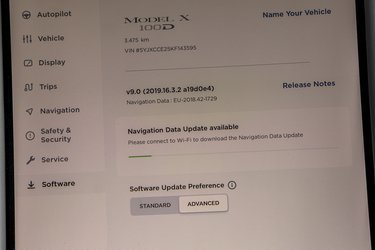 En Tesla kan løbende opdateres via nettet. Der kommer ofte ny software til selve bilens styresystemer, og også navigationsanlægget opdateres ad denne kanal (billedet).
