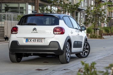 VTR Sport-udgaven har kontrastfarvet tag og store 17”-fælge. Det giver bilen et bysmart design. Ikke så heldigt i byen er udsynet skråt bagud, hvor der er en stor blind vinkel mellem bagrude og bagerste siderude. Overvej bakkamera til 3.400 kr.
