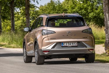 Hyundai Nexo er en stor femdørs SUV. Designet er moderne, og brugsværdien er fin.