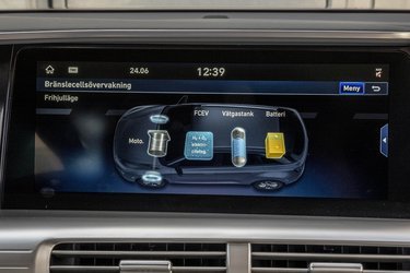 Motoren trækker på forhjulene. Over motoren sidder brændselscellen, og under bagsædet er tanken. Et batteri bagest har samme funktion som i en hybridbil.