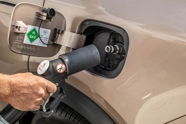 Brinten (H2) tankes fra en af landets ni tankstationer. Det tager under fem minutter og giver en officiel rækkevidde på 666 km. Brinten lagres under et tryk på 700 bar.